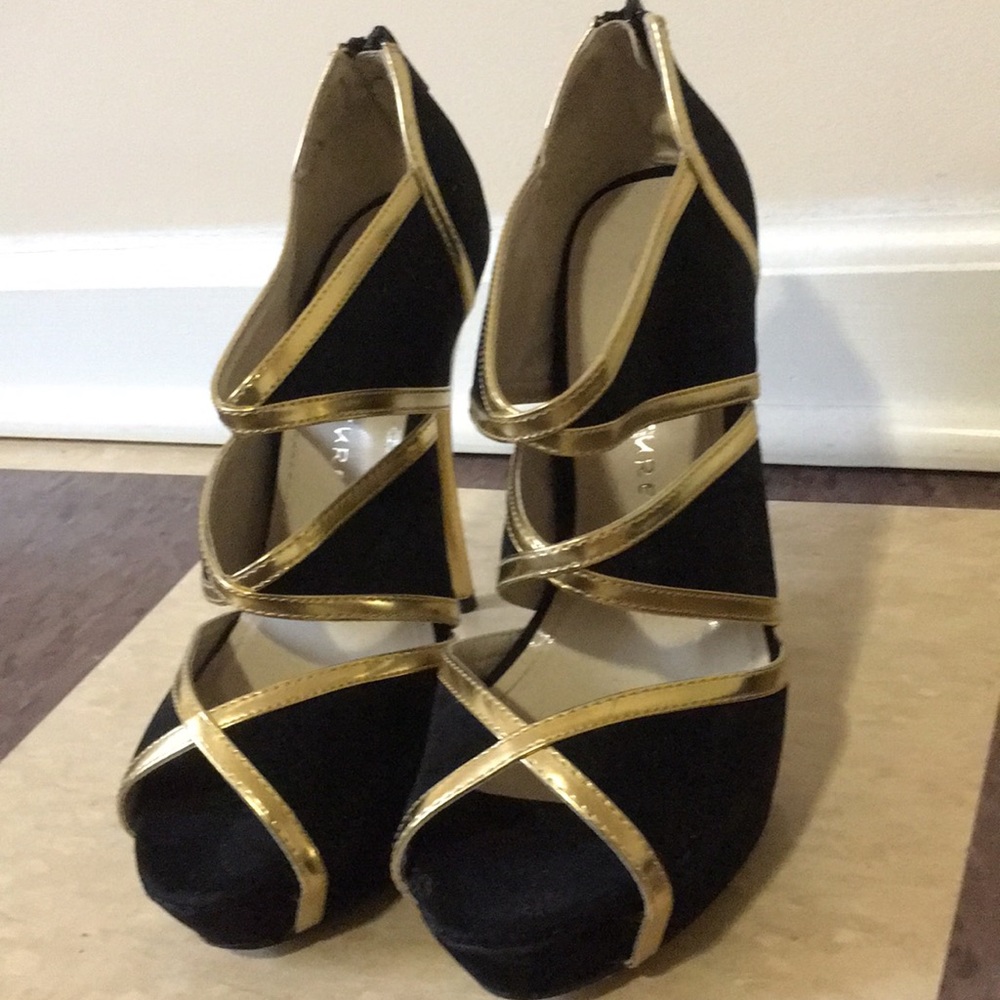 Women’s Gold Trim and Suede Shoes 👠